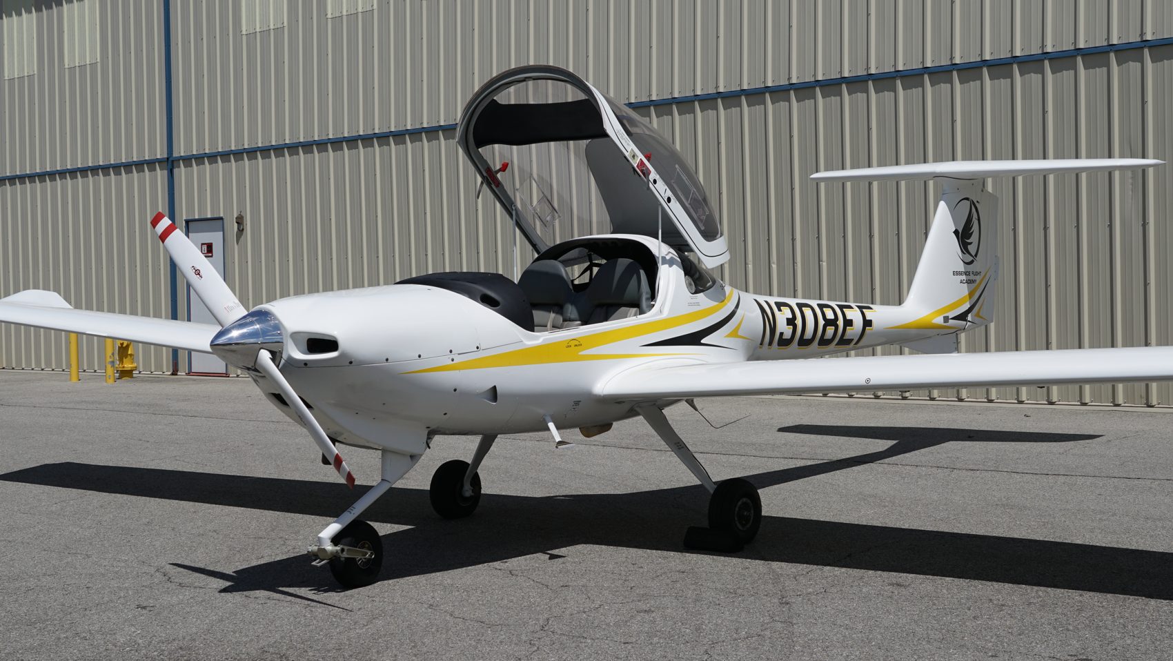 Flight School Van Nuys | Flight School | Essence Flight School | The Best Flight School Van Nuys 43 Diamond Da20 Trainer At Van Nuys